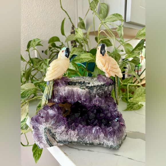Parrot Carvings on Amethyst - Picture 6 of 7
